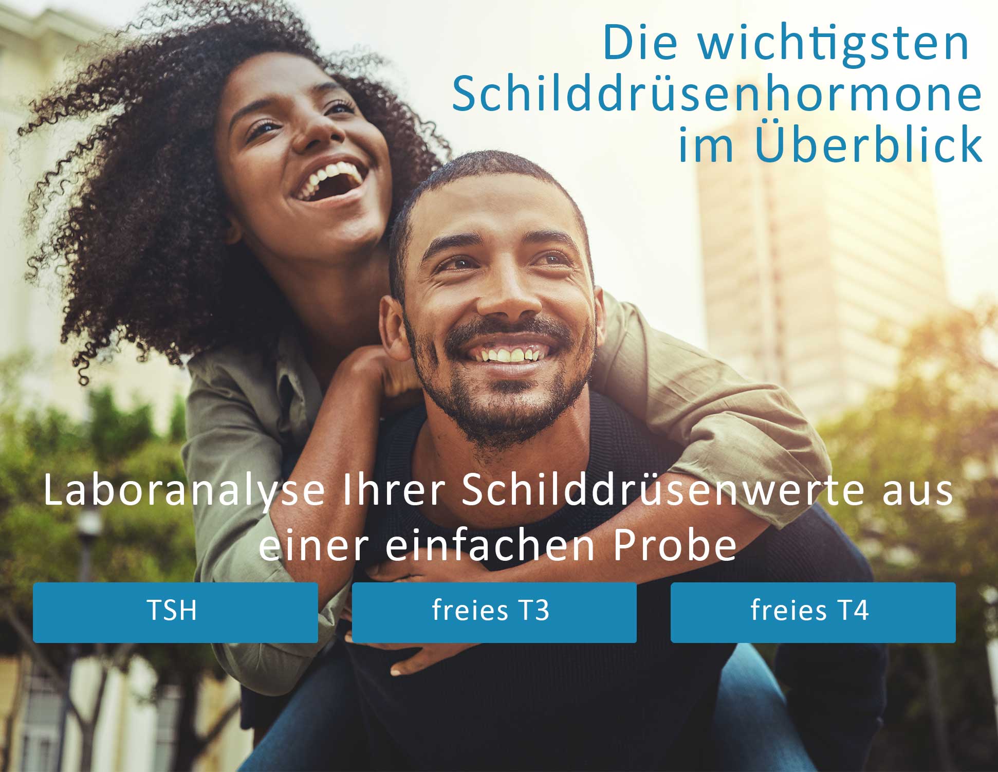 Glückliches Paar im Alltag als Symbol für ausgeglichene Schilddrüsenwerte